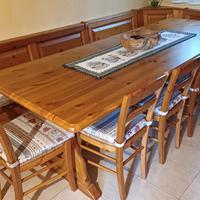 Tavolo con mobile, panca e sedie