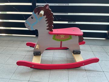 Cavallo a dondolo in legno