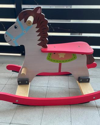 Cavallo a dondolo in legno