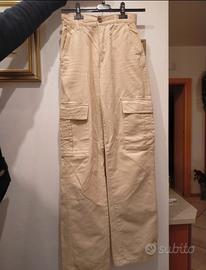 Pantaloni cargo beige di Stradivarius