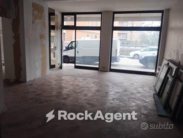 INTERESSANTE LOCALE COMMERCIALE DOPPIA VETRINA SU