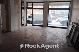 INTERESSANTE LOCALE COMMERCIALE DOPPIA VETRINA SU