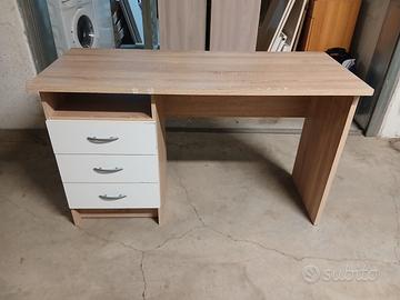 Scrivania con tre cassetti