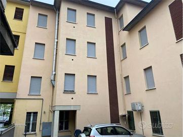 Palazzo / Stabile di 900 m² con più di 5 locali a 