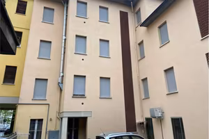 Palazzo / Stabile di 900 m² con più di 5 locali a 