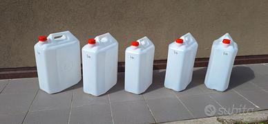 Cinque taniche in plastica nuove