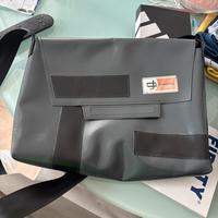 Borsa interamente fatta con materiale riciclato