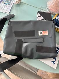 Borsa interamente fatta con materiale riciclato