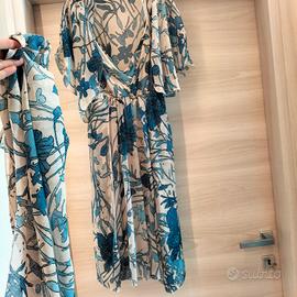 abito smanicato con coprispalle e foulard