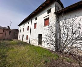 AMPIA CASA DA RISTRUTTURARE CON CAPANNONI ANNESSI