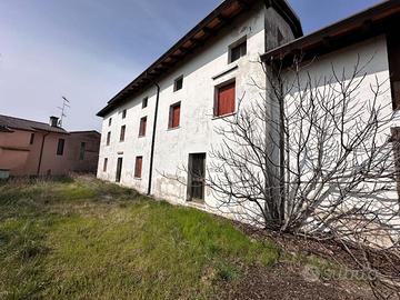 AMPIA CASA DA RISTRUTTURARE CON CAPANNONI ANNESSI