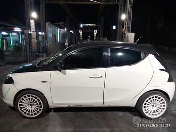 Lancia Ypsilon Momo design 