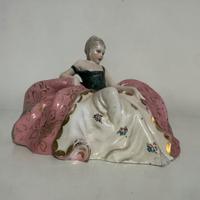 Statuetta di donna in porcellana