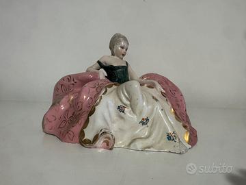 Statuetta di donna in porcellana