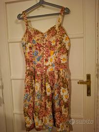 Abito con spalline fiorato.