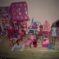 Due gruppi di playset barbie con bambole incluse