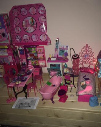 Due gruppi di playset barbie con bambole incluse