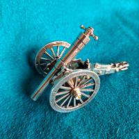 Cannone da campo in miniatura in argento 800.