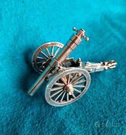 Cannone da campo in miniatura in argento 800.