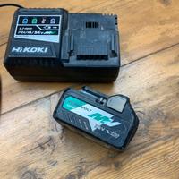 Caricabatterie e batteria hikoki