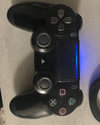 ps4 con giochi e tre controller