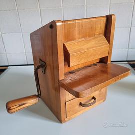 Vecchia grattugia in legno marca Cantoni