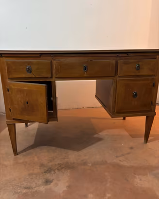 Scrittoio da centro del 700 antiquariato