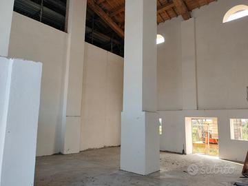 Magazzino capannone con terreno