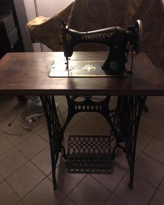 Macchina da cucire dell’800.