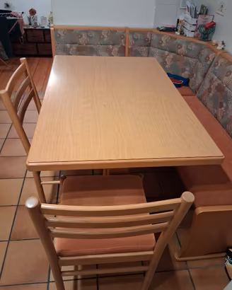 Tavolo con 2 sedie e panca angolare