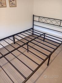 Struttura letto e topper materasso