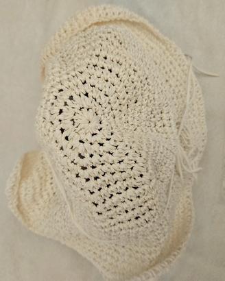 cappello e occhiali da sole neri