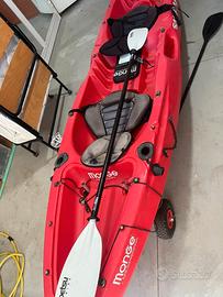 kayak biposto rosso mongee con due pagaie e carrel