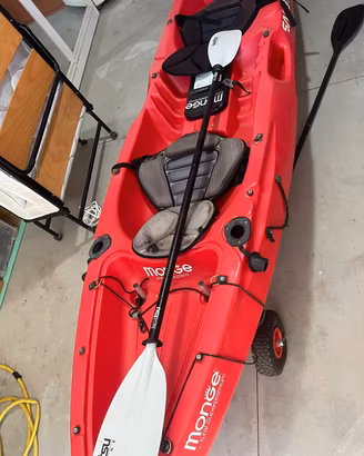 kayak biposto rosso mongee con due pagaie e carrel