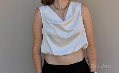 Top bianco in raso con scollo ad anello e crop