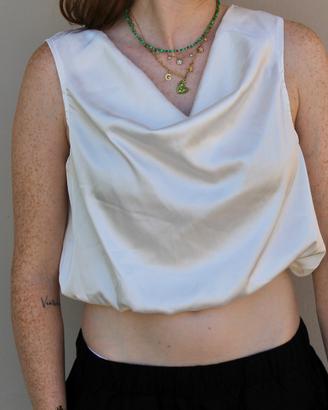 Top bianco in raso con scollo ad anello e crop