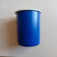 Barattolo Tupperware blu con sigillo bianco 