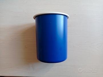 Barattolo Tupperware blu con sigillo bianco 