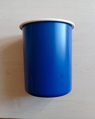 Barattolo Tupperware blu con sigillo bianco 