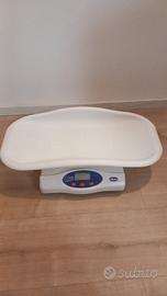 Bilancia pesa neonato