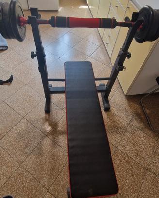panca con pesi bilancere e manubri