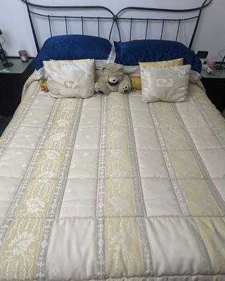 Letto matrimoniale.