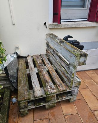 divanetto da esterno fatto con bancali 