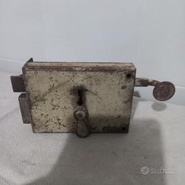 antica serratura con chiave di chiusura 