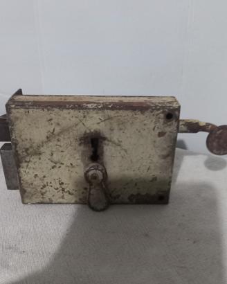 antica serratura con chiave di chiusura 