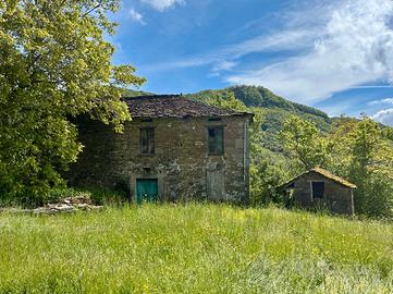 Rustico in Sasso con Terreno in Appennino Parmense