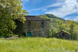 Rustico in Sasso con Terreno in Appennino Parmense
