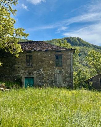 Rustico in Sasso con Terreno in Appennino Parmense