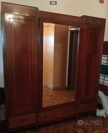 Armadio vintage in legno massello con specchio
