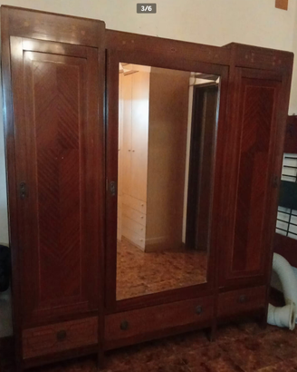 Armadio vintage in legno massello con specchio
